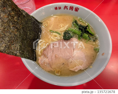 豚骨ラーメンに入れられたチャーシューラーメン 豚骨ラーメンに入れられたチャーシューラーメン 135721678