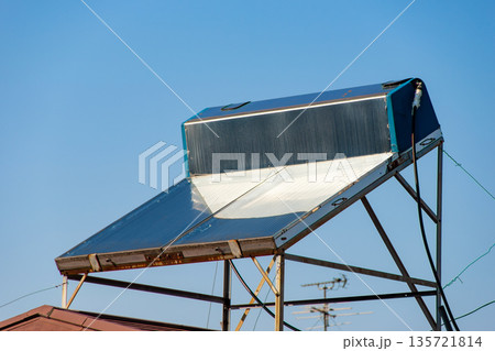 屋根の上の太陽熱温水器 135721814