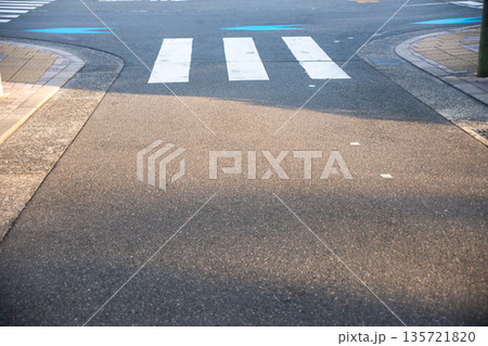 幅の狭い横断歩道 幅の狭い横断歩道 135721820