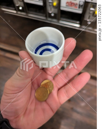 お酒を持つ男性 お酒を持つ男性 135722063