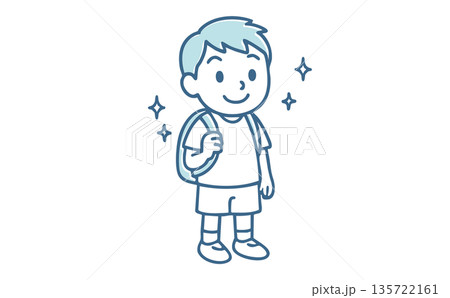 リュックを背負って元気に登校する笑顔の男の子（夏服・小学生・子供・通学・習い事） 135722161