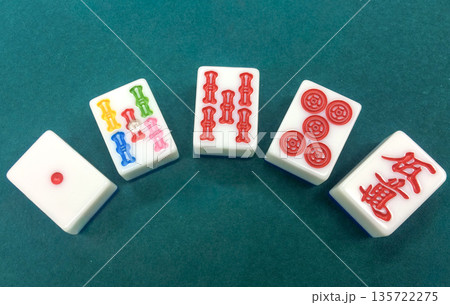 赤ドラ、赤五、ポッチ牌の麻雀牌のクローズアップ 赤ドラ、赤五、ポッチ牌の麻雀牌のクローズアップ 135722275