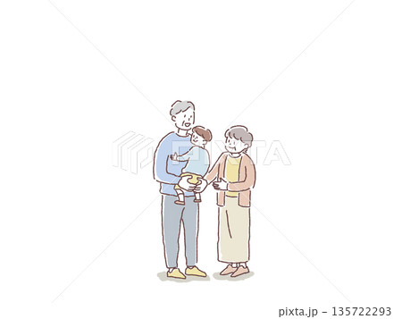 孫、小さい子供を抱く高齢夫婦 孫、小さい子供を抱く高齢夫婦 135722293