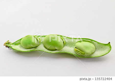 そら豆のアップ 135722404