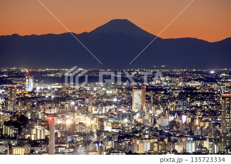 【夜景100選】東京都、六本木ヒルズ東京シティビューから眺める夕景(富士山方面) 【夜景100選】東京都、六本木ヒルズ東京シティビューから眺める夕景(富士山方面) 135723334