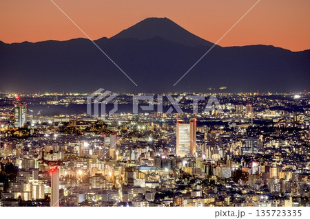 【夜景100選】東京都、六本木ヒルズ東京シティビューから眺める夕景(富士山方面) 【夜景100選】東京都、六本木ヒルズ東京シティビューから眺める夕景(富士山方面) 135723335