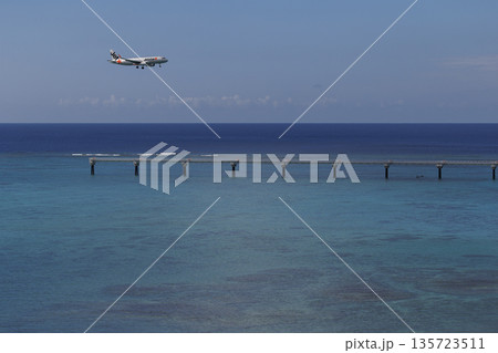 沖縄の海とジェットスター 沖縄の海とジェットスター 135723511
