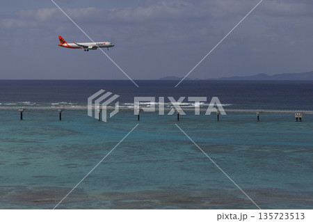 沖縄の海とジェットスター 135723513