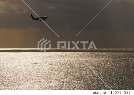 夕方の海とB767 135724588