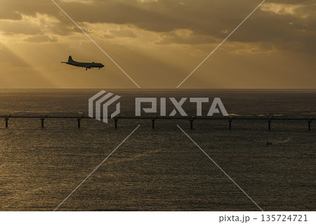 夕方の海とP-3C哨戒機 135724721