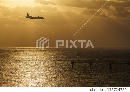 夕方の海とP-3C哨戒機 135724722