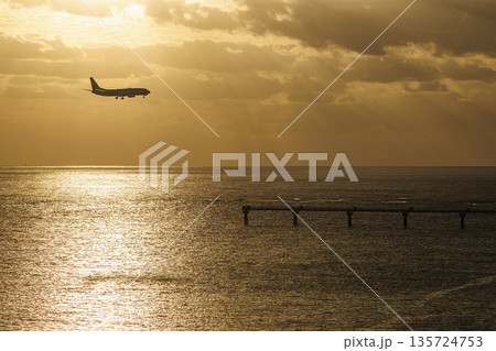 夕方の海とB737 135724753