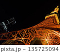 東京タワー 夜のローアングル｜都会を象徴する日本のランドマーク 135725094