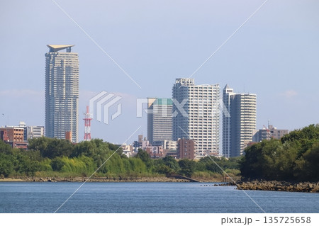 川口の高層マンション群と荒川放水路 川口の高層マンション群と荒川放水路 135725658