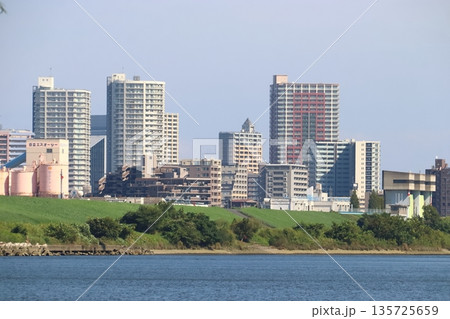 川口の高層マンション群と荒川放水路 135725659