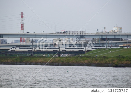 荒川放水路を渡る京成特急スカイライナー(Skyliner) 荒川放水路を渡る京成特急スカイライナー(Skyliner) 135725727
