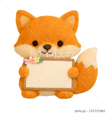 フェルト風のメッセージボードを抱くキツネのイラスト フェルト風のメッセージボードを抱くキツネのイラスト 135725962