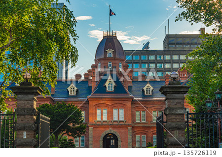 北海道　青空と札幌の赤れんが庁舎 135726119