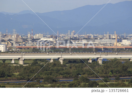 荒川・戸田橋を渡る埼京線E233系電車(埼玉県戸田市) 荒川・戸田橋を渡る埼京線E233系電車(埼玉県戸田市) 135726661