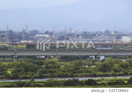 荒川・戸田橋を渡る埼京線E233系電車(埼玉県戸田市) 荒川・戸田橋を渡る埼京線E233系電車(埼玉県戸田市) 135726662