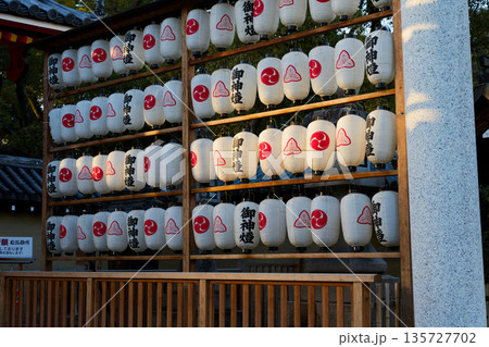 西日に照らされた提灯 135727702