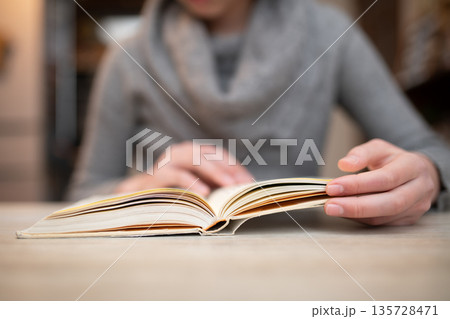 読書をする女の子 読書をする女の子 135728471