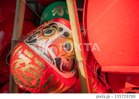 お焚き上げを待つダルマ 135728780