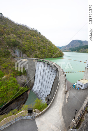 宮城県/ すだれ放流(すだれ放水)が美しい春の鳴子ダム(荒雄湖) 宮城県/ すだれ放流(すだれ放水)が美しい春の鳴子ダム(荒雄湖) 135731579