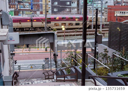 【東海道本線】早朝の商店街を通過するサンライズ瀬戸・出雲 135731659