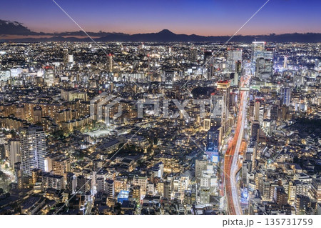 東京都、六本木から眺める渋谷方面と富士山の夜景 東京都、六本木から眺める渋谷方面と富士山の夜景 135731759