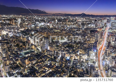 【夜景100選】東京都、六本木ヒルズ東京シティビューから眺める夜景(渋谷・富士山方面) 【夜景100選】東京都、六本木ヒルズ東京シティビューから眺める夜景(渋谷・富士山方面) 135731760