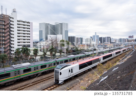 【横須賀線】早朝の横浜の街を走行する特急列車 【横須賀線】早朝の横浜の街を走行する特急列車 135731785