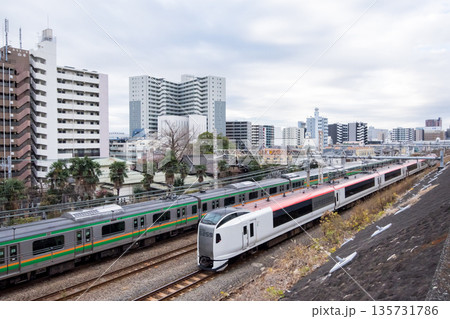 【横須賀線】早朝の横浜の街を走行する特急列車 【横須賀線】早朝の横浜の街を走行する特急列車 135731786