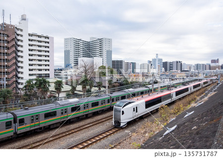【横須賀線】早朝の横浜の街を走行する特急列車 135731787
