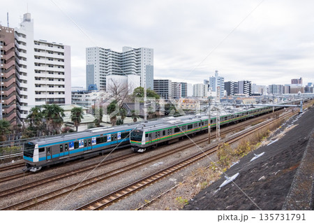 【東海道線】早朝の横浜の街を走行する列車 135731791