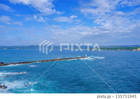 青い海と空が広がる海岸線の絶景 波止場と白い灯台 135731845