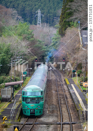 下り特急ゆふいんの森3号の通過を待つ2号 135731851