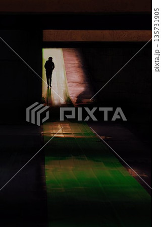 アンダーパスの中を歩く人 135731905