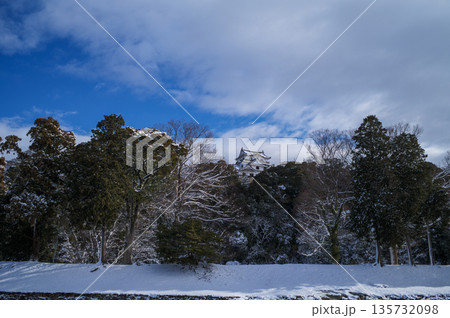 雪の彦根城 135732098