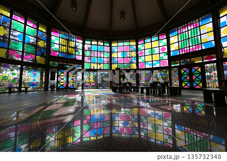 ステンドグラスのあるステンド壁 135732348