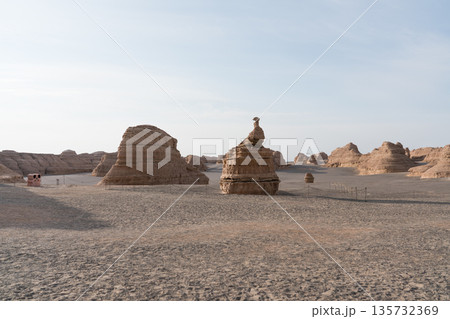 敦煌ヤルダン国家地質公園　柱状ヤルダン 135732369