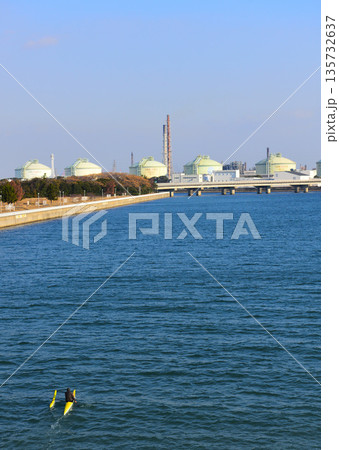 新舞子海岸の黄色いカヌー 135732637