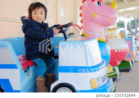 電動遊具を楽しむ男の子 電動遊具を楽しむ男の子 135732694