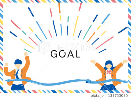 ゴールテープを切る男女の学生 135733080