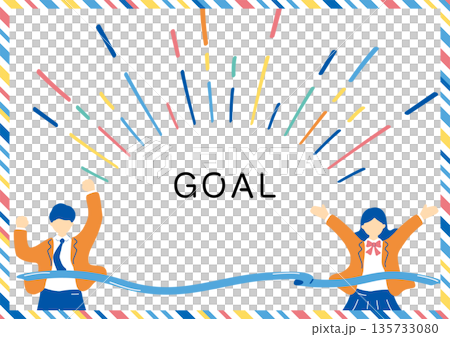 ゴールテープを切る男女の学生 135733080