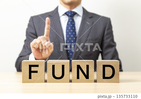 「FUND」と書かれたブロックとビジネスマン 「FUND」と書かれたブロックとビジネスマン 135733110
