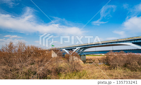 宇治川を渡る京滋バイパス　京都府八幡市 135733241