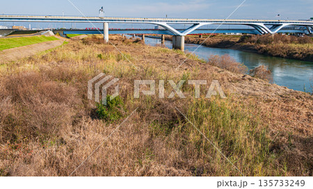 宇治川を渡る京滋バイパス　京都府八幡市 135733249