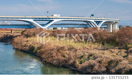 宇治川を渡る京滋バイパス　京都府八幡市 135733255