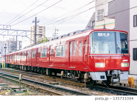 名古屋鉄道本線を走る赤い通勤型電車 135733394